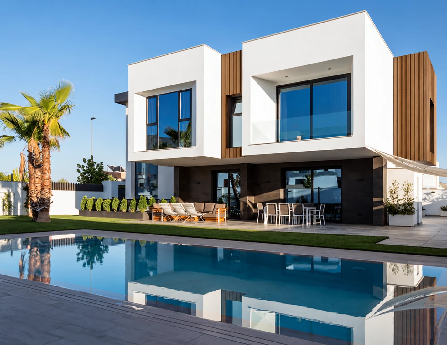 Villa contemporaine avec bardage de façade et menuiseries aluminium