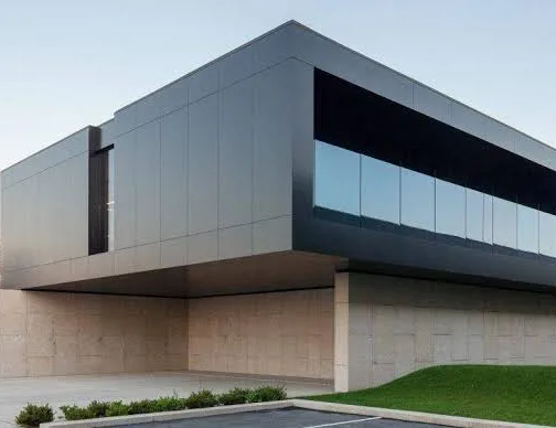 Façade de bâtiment habillée de grands panneaux aluminium