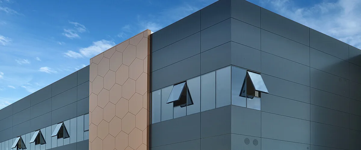 Façade de bâtiment en aluminium avec bandeau vitré et ouvrants à l'italienne